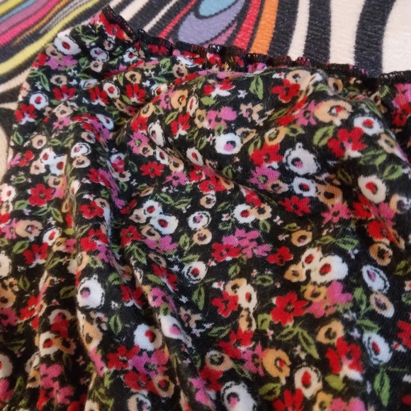 Weavers - Floral Print Ruffled Blouse - Picture 6 of 11